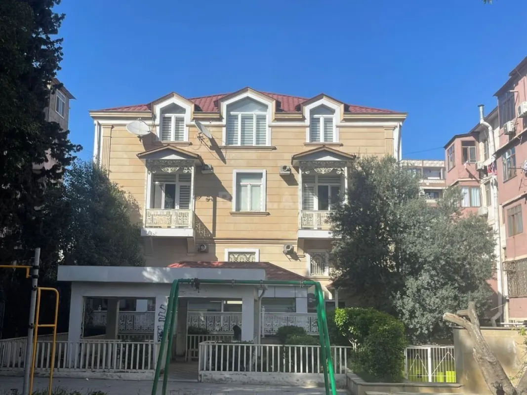 Satılır 20 otaqlı ofis 1400 m²