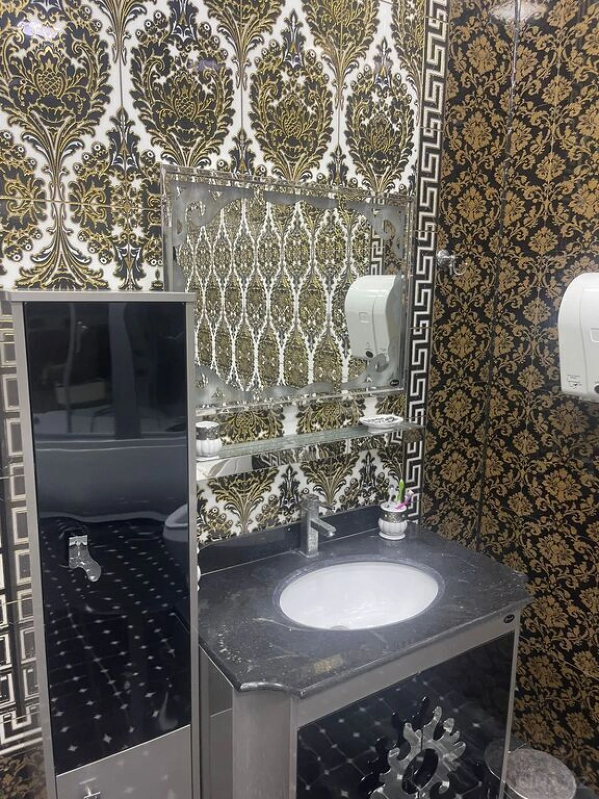 Satılır 20 otaqlı ofis 1400 m²