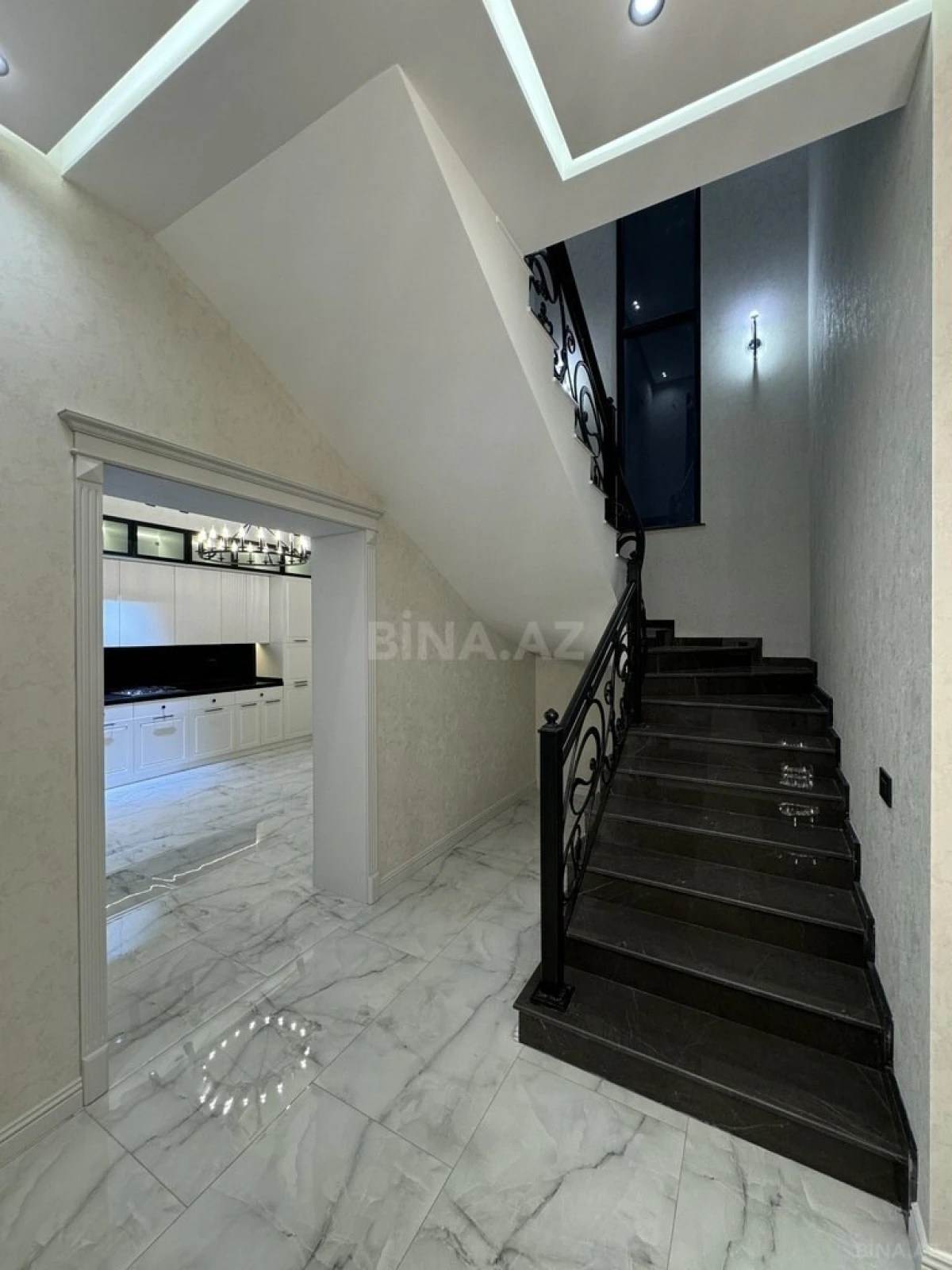 Satılır 4 otaqlı həyət evi 300 m²