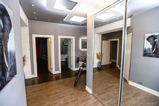 Satılır 4 otaqlı mənzil 200.5 m²