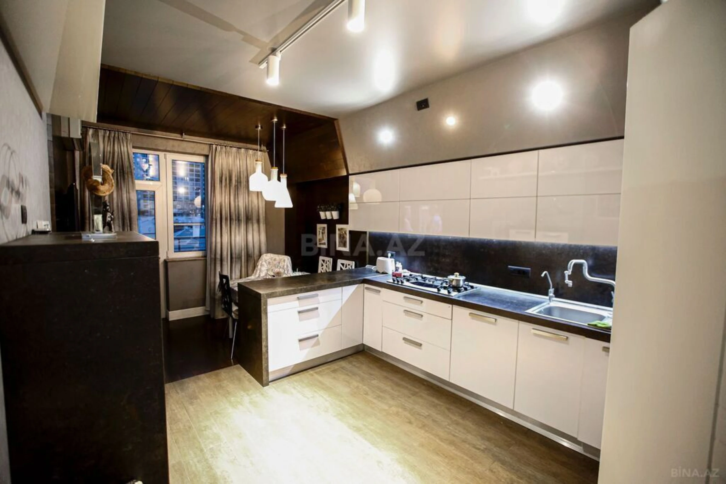 Satılır 4 otaqlı mənzil 200.5 m²