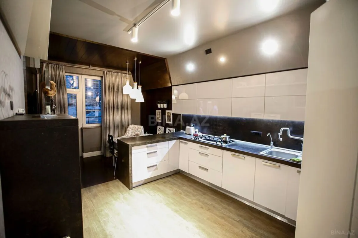 Satılır 4 otaqlı mənzil 200.5 m²