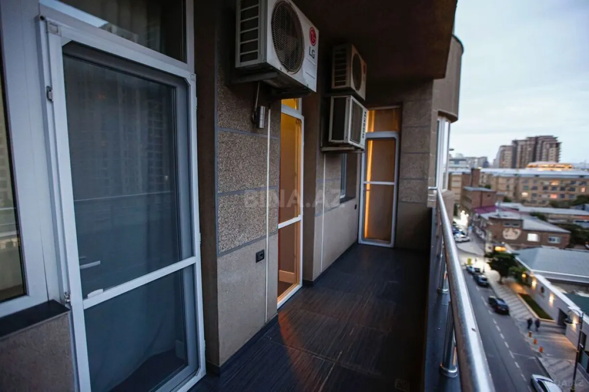 Satılır 4 otaqlı mənzil 200.5 m²