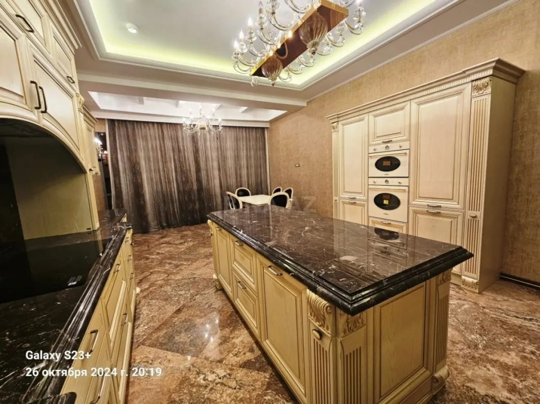 Satılır 5 otaqlı mənzil 286 m²