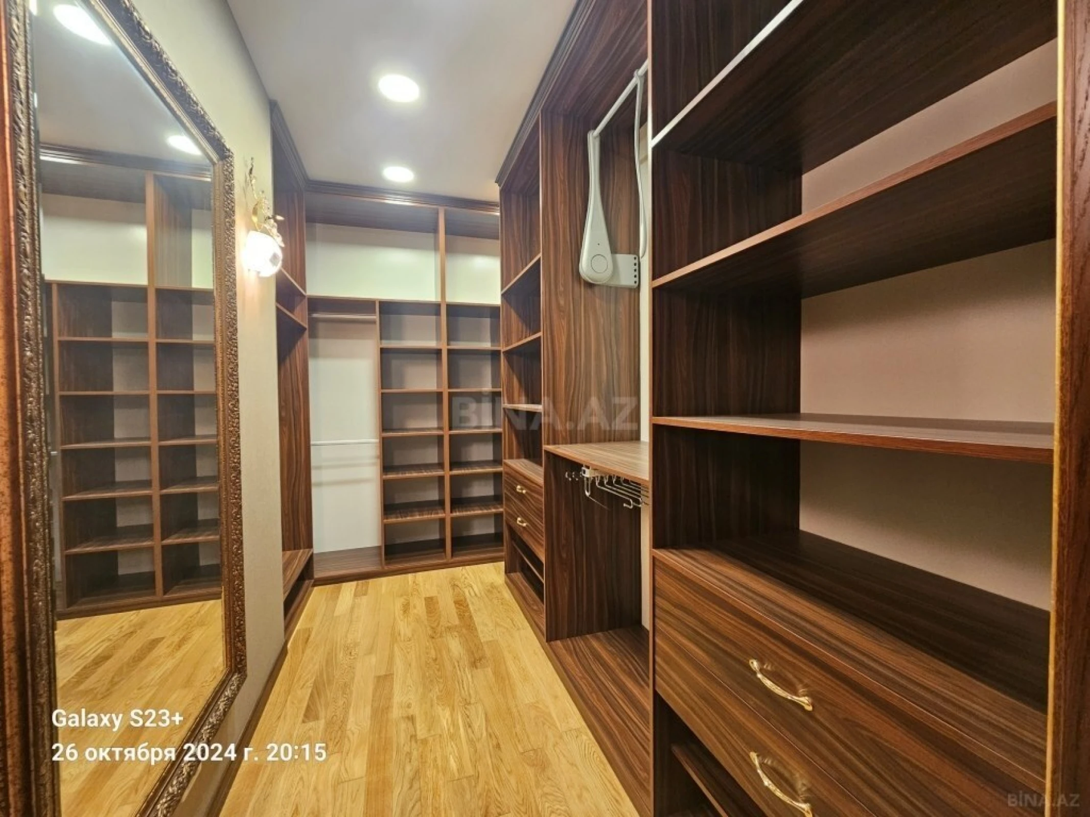 Satılır 5 otaqlı mənzil 286 m²