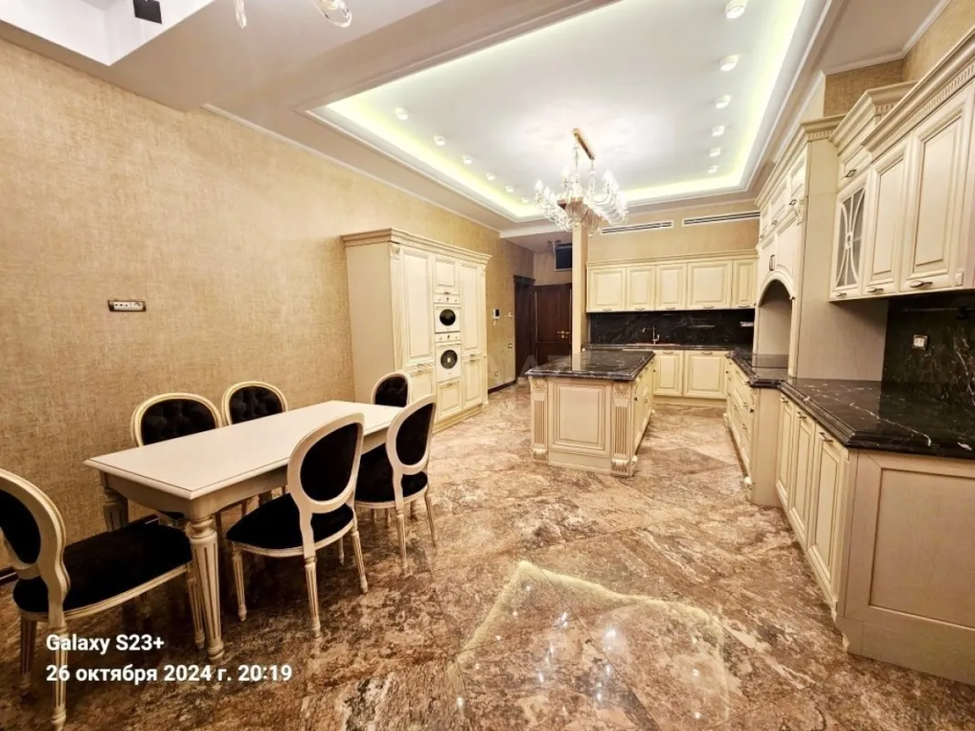 Satılır 5 otaqlı mənzil 286 m²