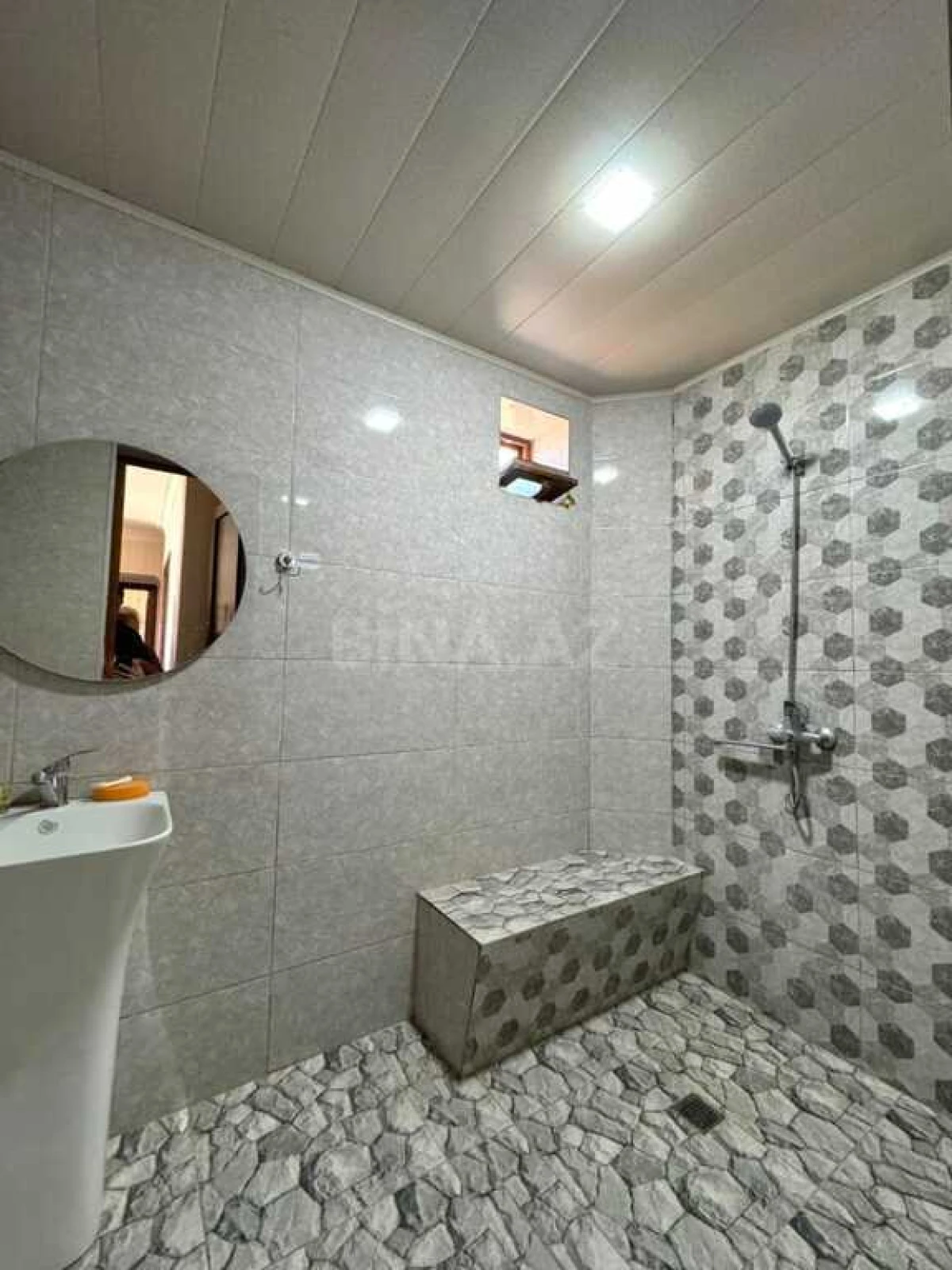 Satılır 9 otaqlı həyət evi 220 m²