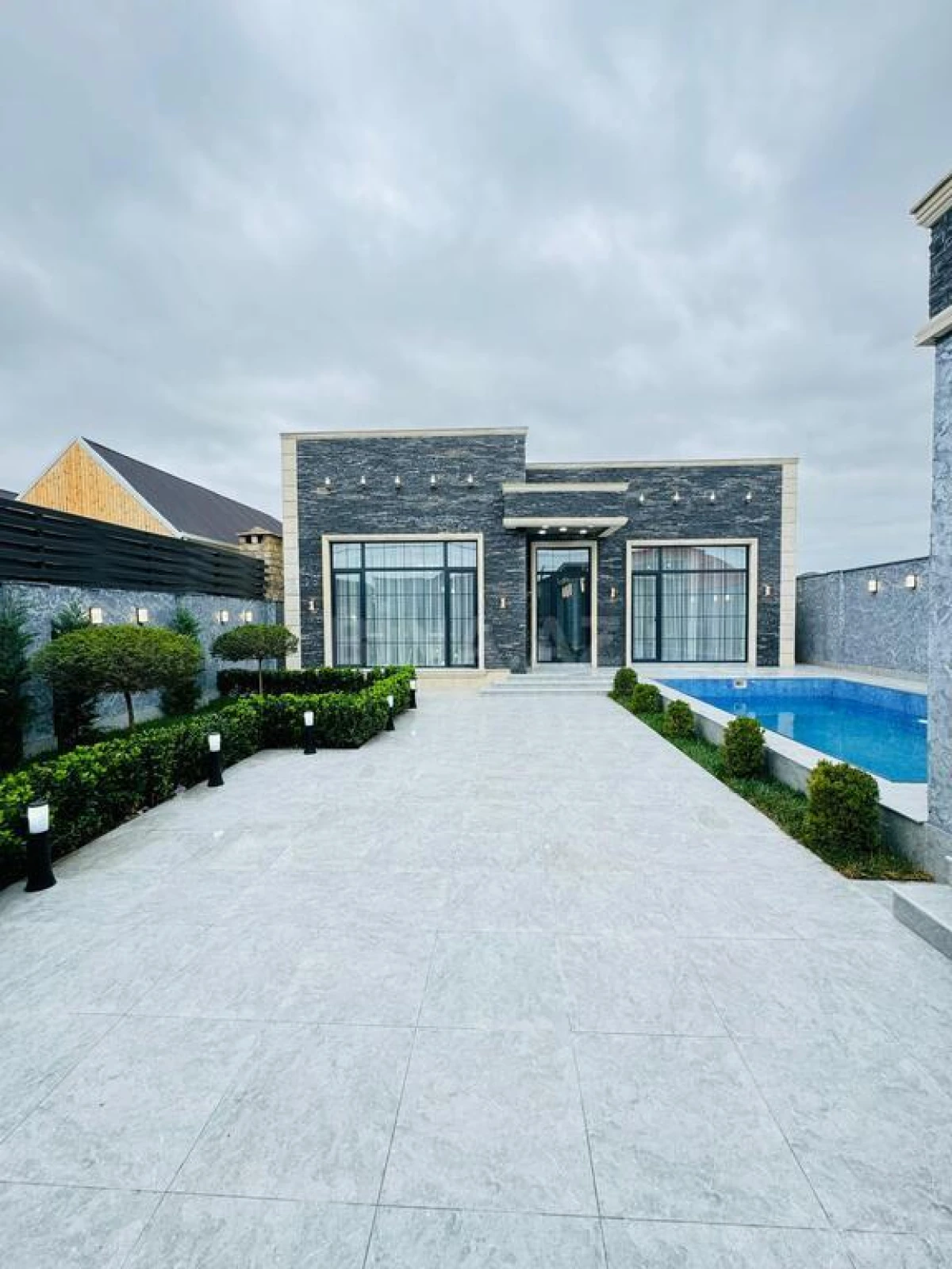 Satılır 4 otaqlı həyət evi 200 m²