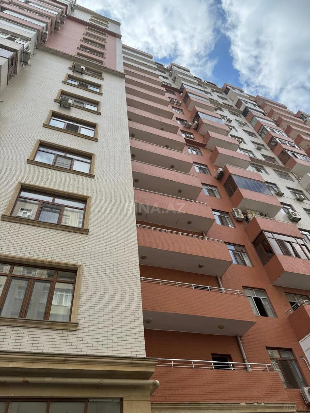 Satılır 2 otaqlı mənzil 72 m²