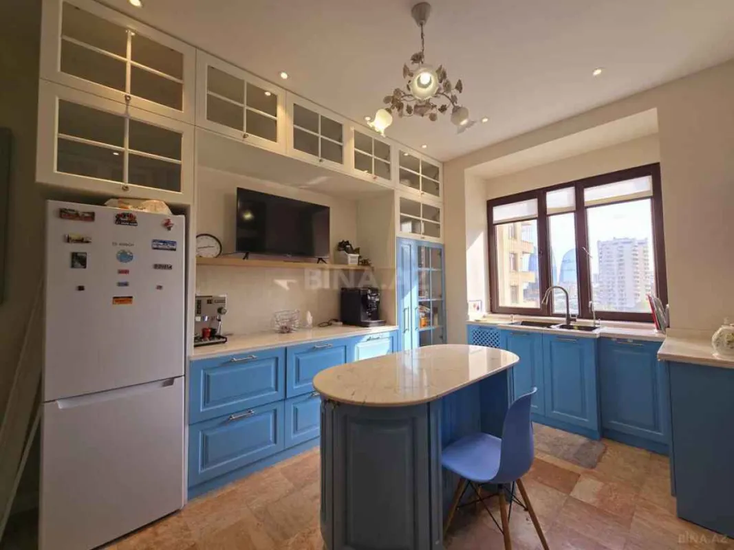 Satılır 5 otaqlı mənzil 242 m²