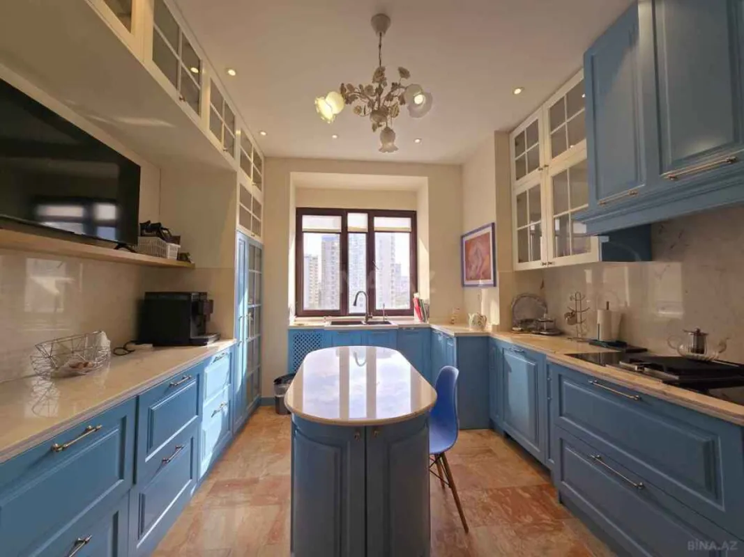 Satılır 5 otaqlı mənzil 242 m²