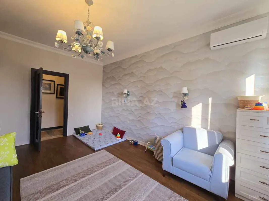 Satılır 5 otaqlı mənzil 242 m²