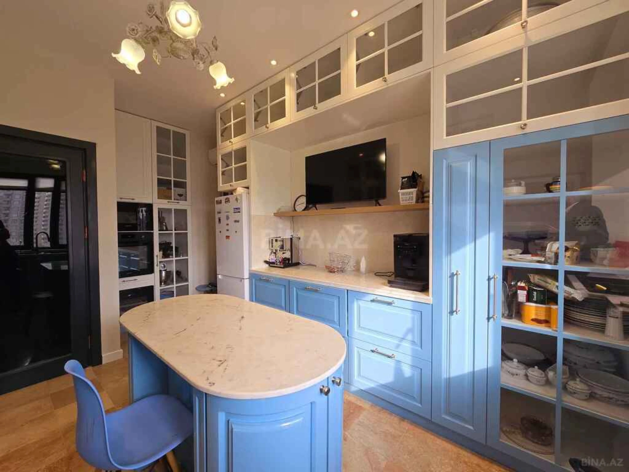 Satılır 5 otaqlı mənzil 242 m²