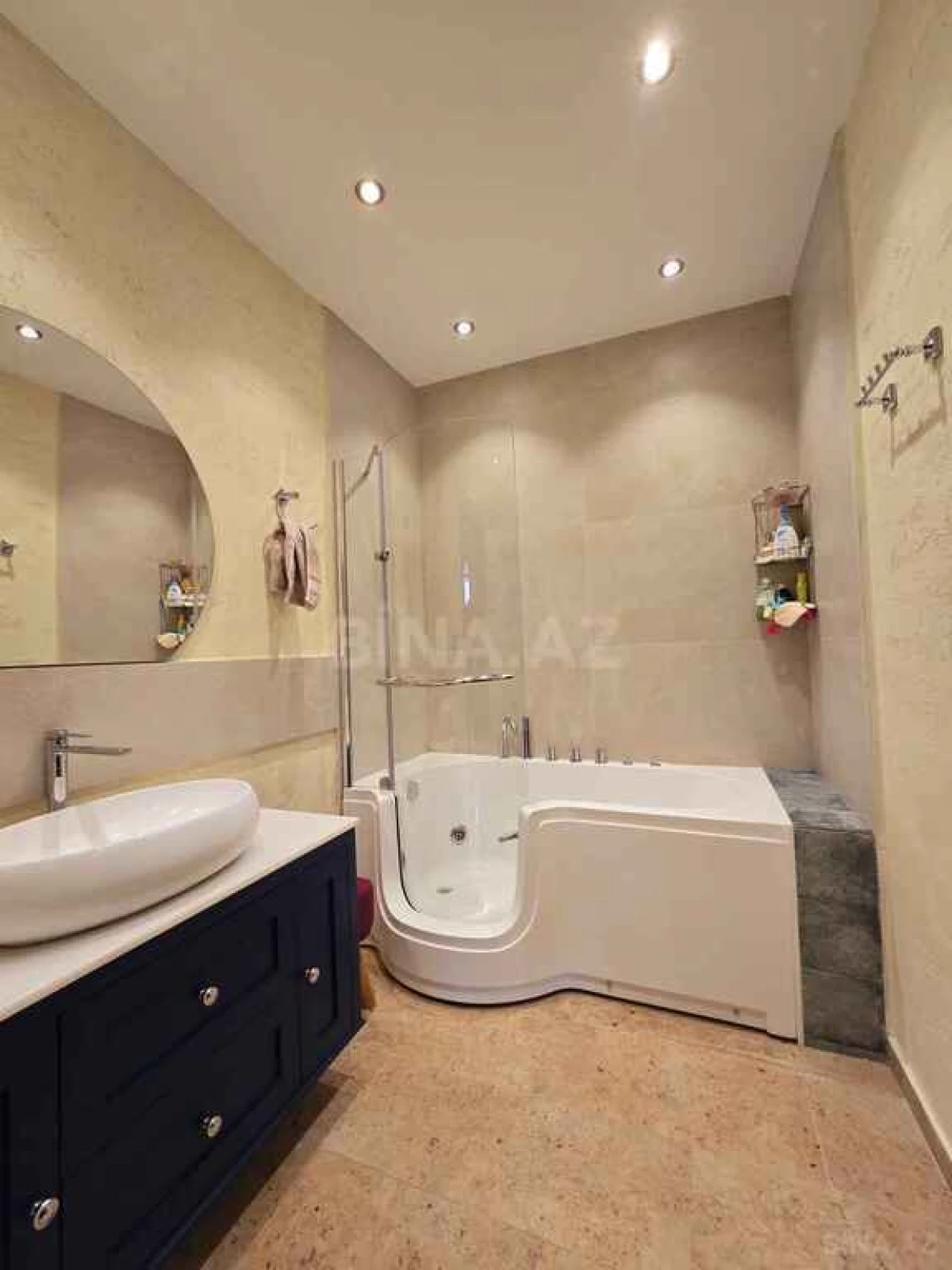 Satılır 5 otaqlı mənzil 242 m²