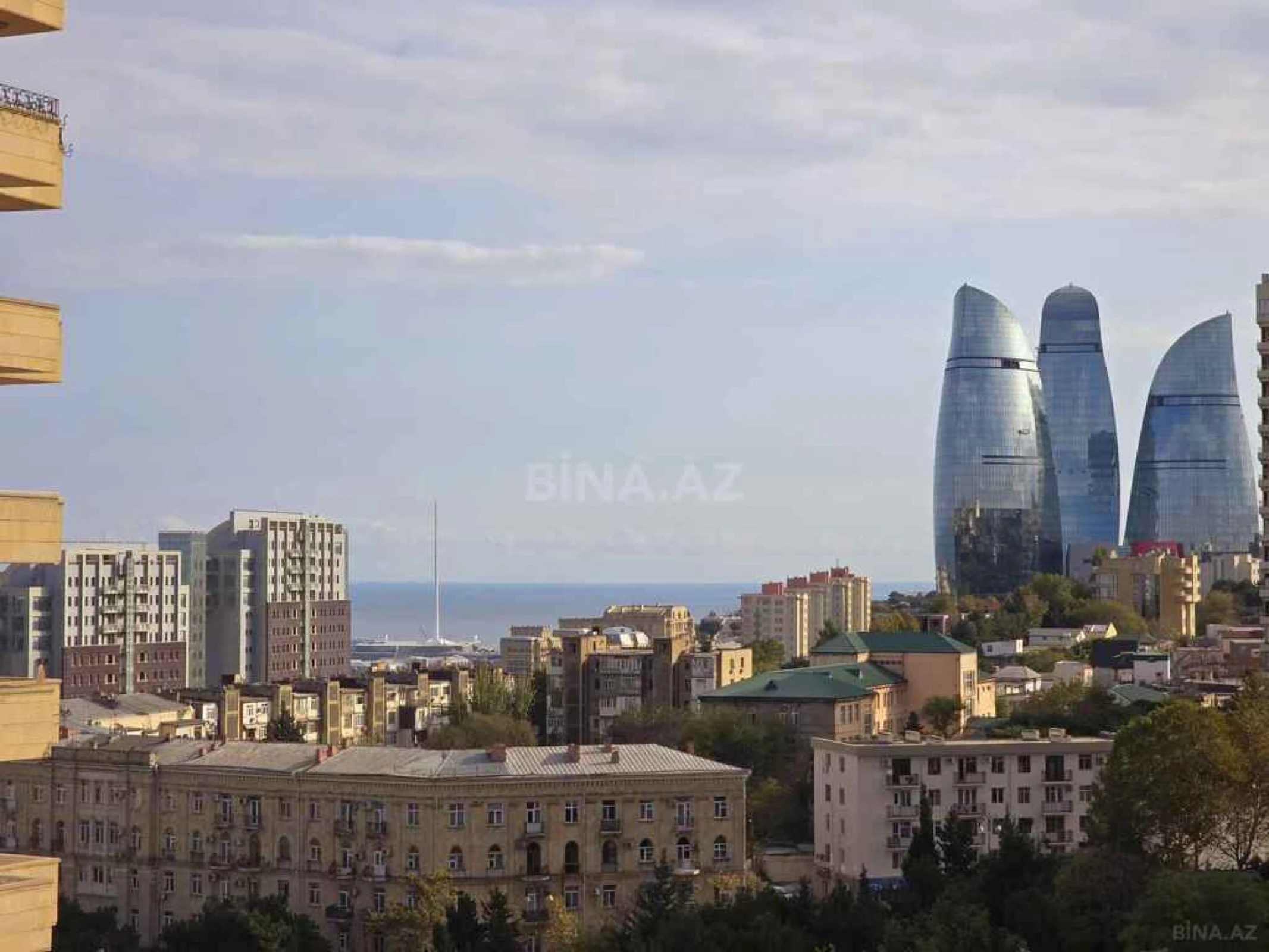 Satılır 5 otaqlı mənzil 242 m²