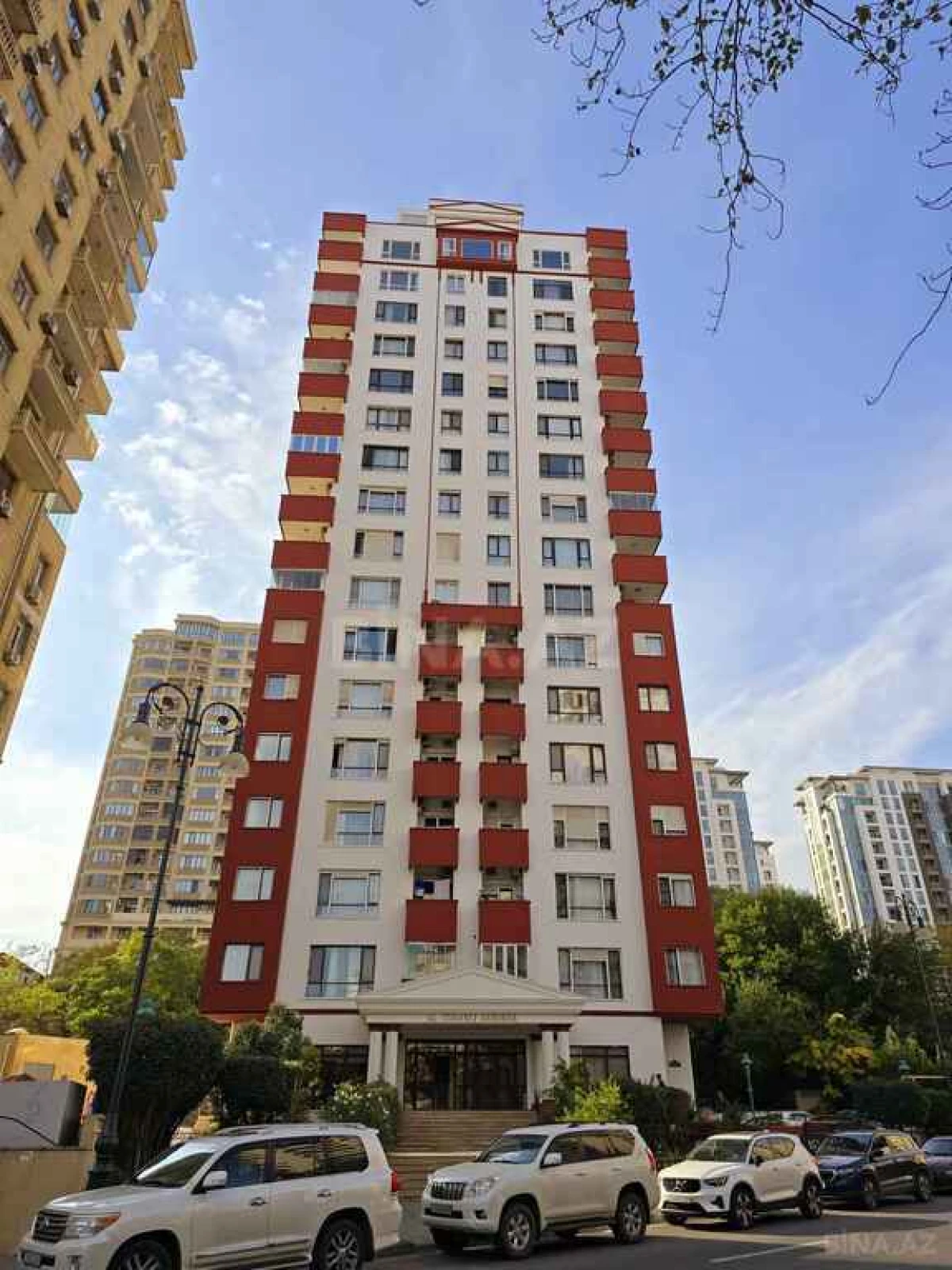 Satılır 5 otaqlı mənzil 242 m²