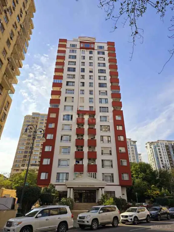 Satılır 5 otaqlı mənzil 242 m²