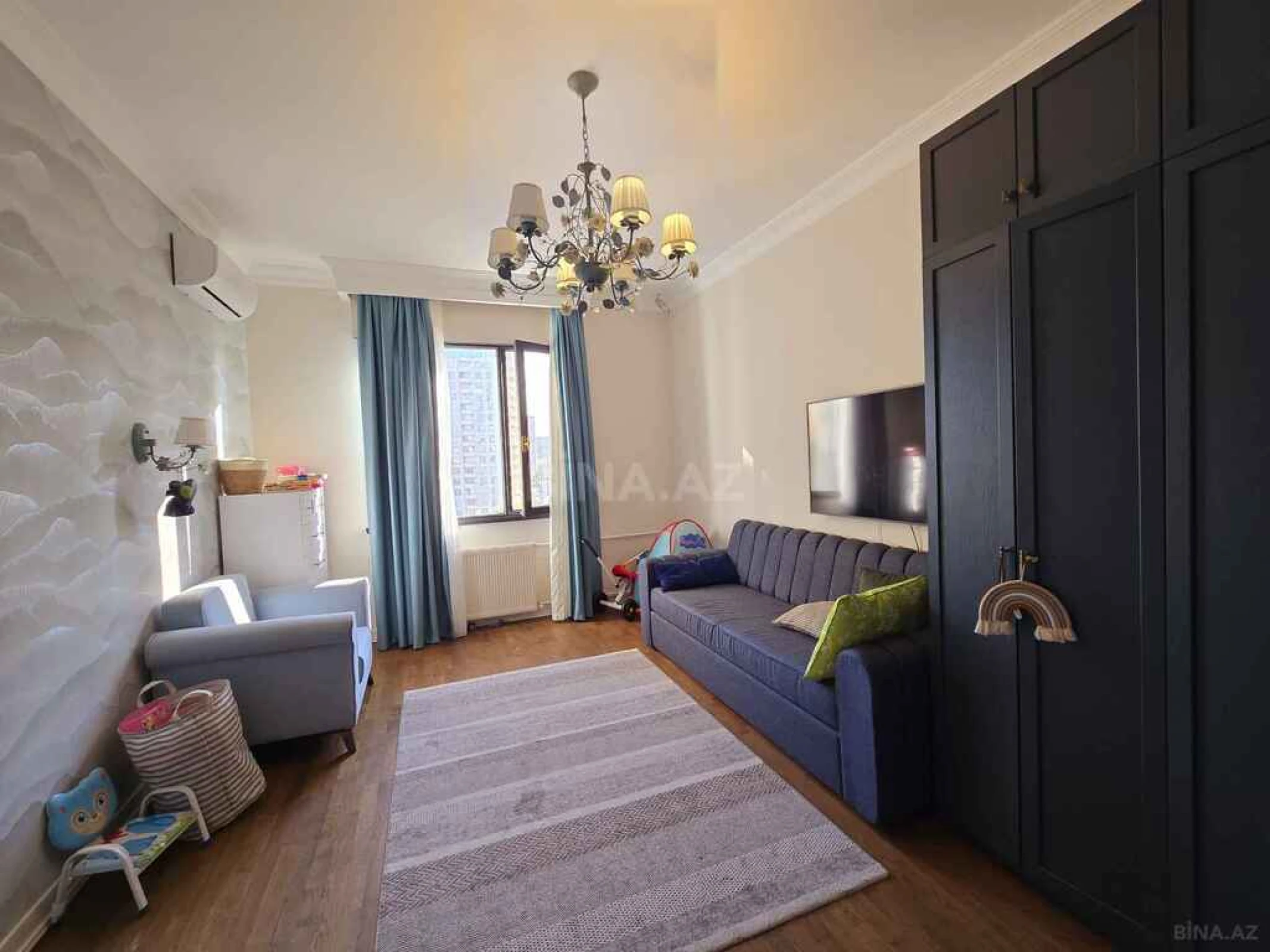 Satılır 5 otaqlı mənzil 242 m²