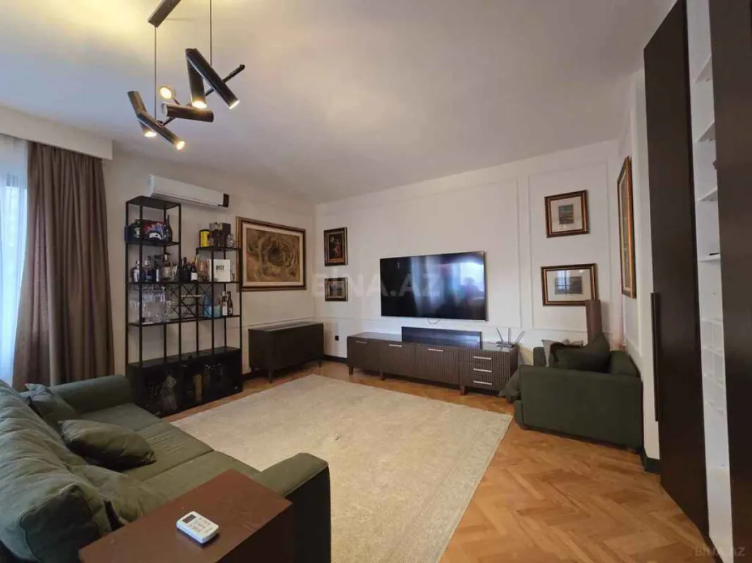 Satılır 5 otaqlı mənzil 242 m²