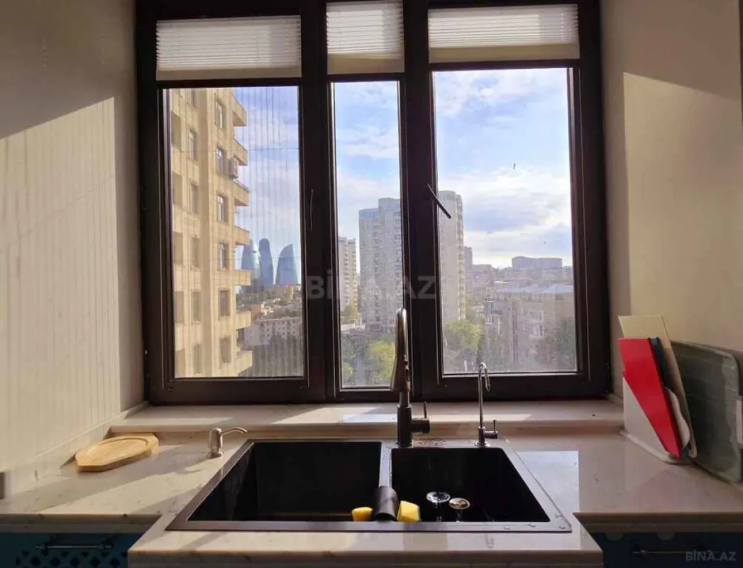 Satılır 5 otaqlı mənzil 242 m²