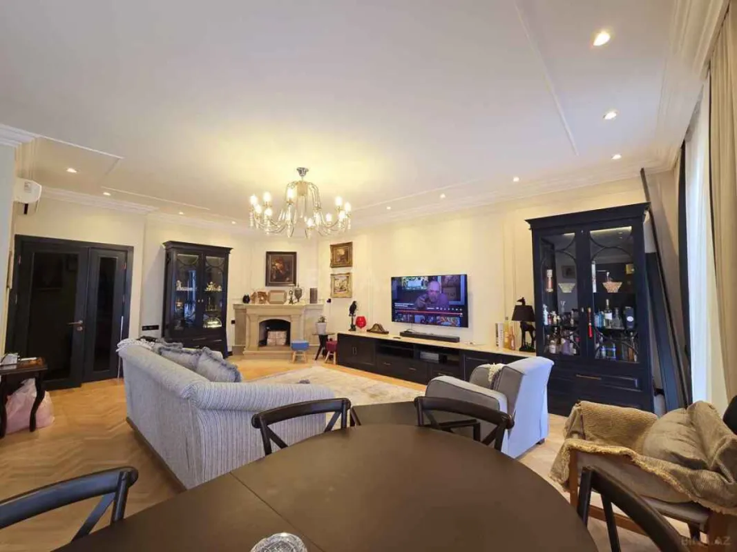 Satılır 5 otaqlı mənzil 242 m²