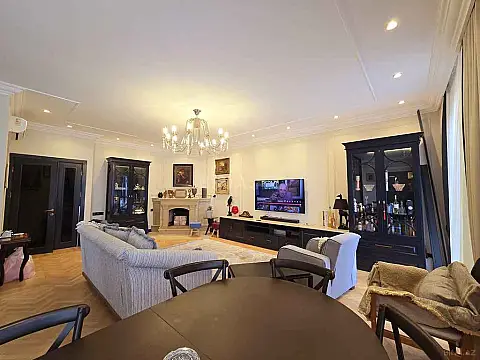 Satılır 5 otaqlı mənzil 242 m²