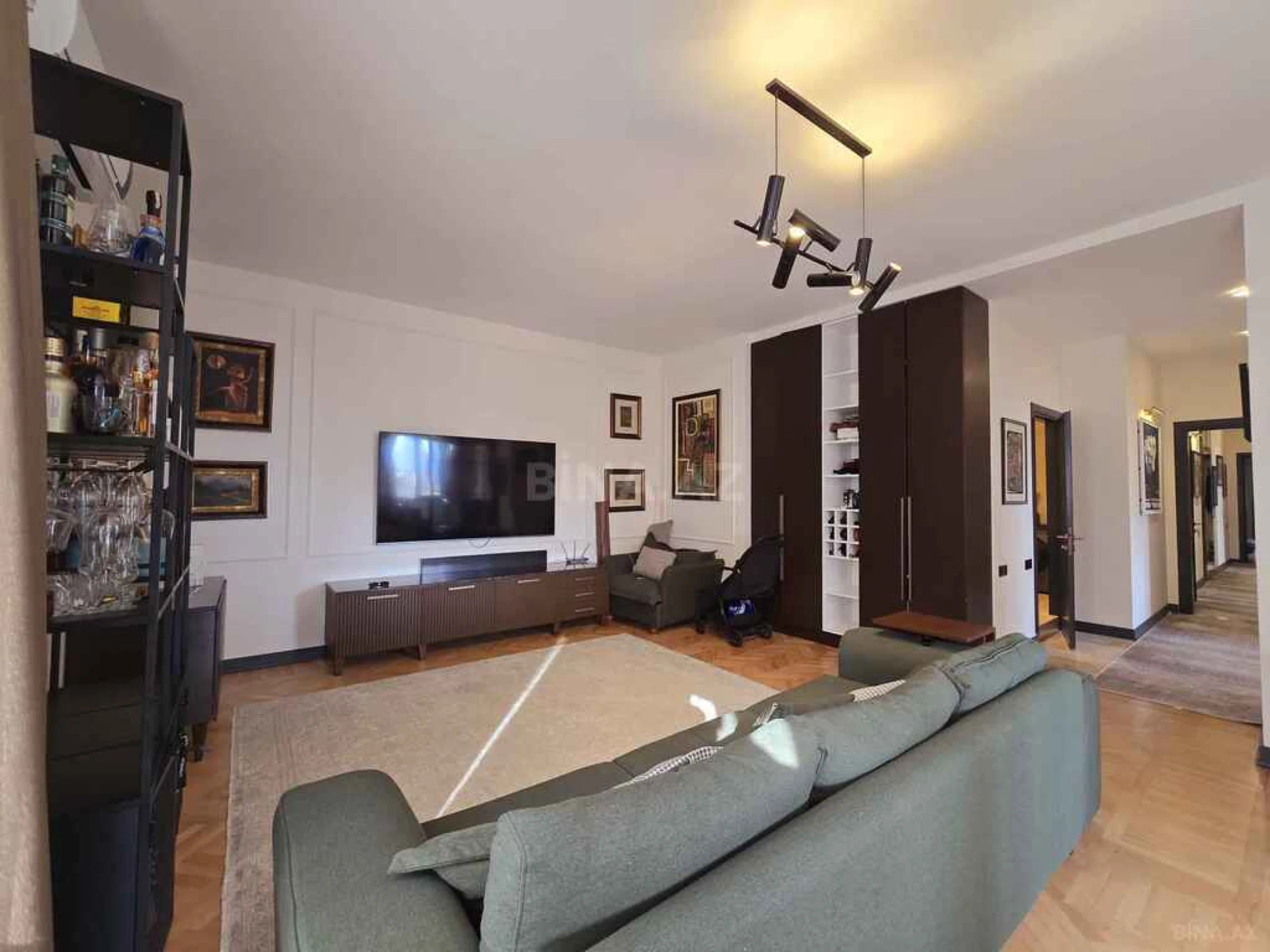 Satılır 5 otaqlı mənzil 242 m²
