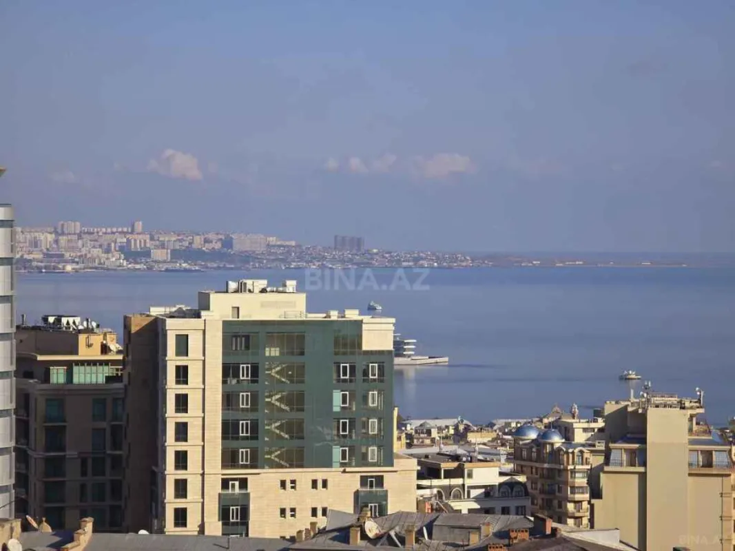 Satılır 5 otaqlı mənzil 242 m²