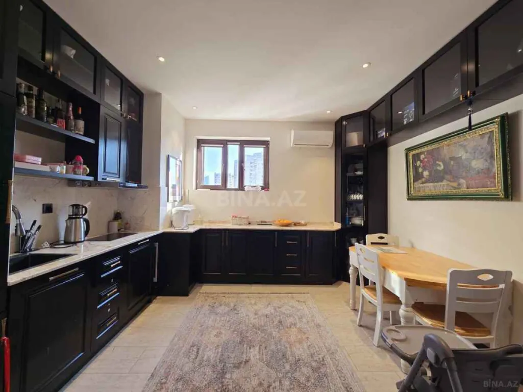 Satılır 5 otaqlı mənzil 242 m²