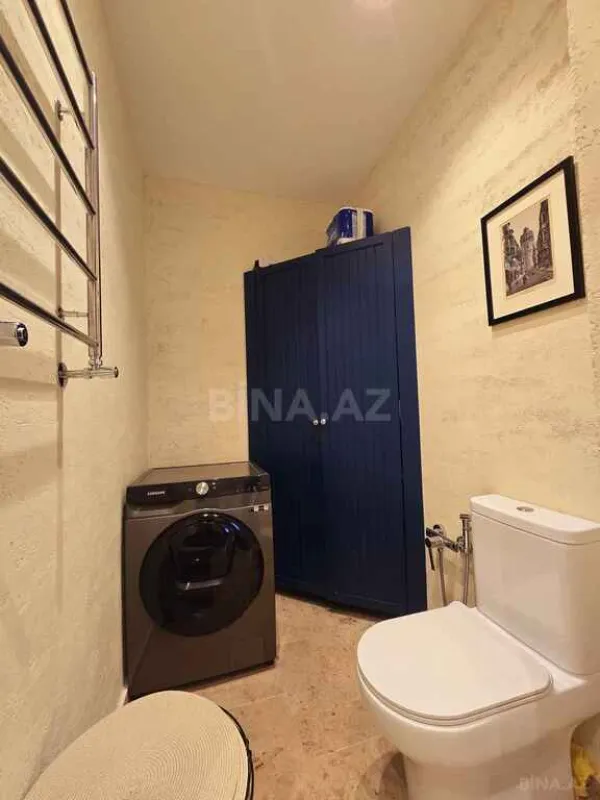 Satılır 5 otaqlı mənzil 242 m²