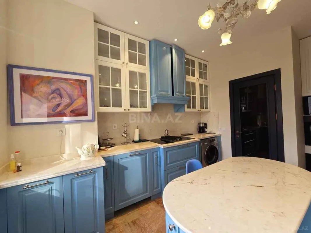 Satılır 5 otaqlı mənzil 242 m²