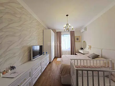 Satılır 5 otaqlı mənzil 242 m²