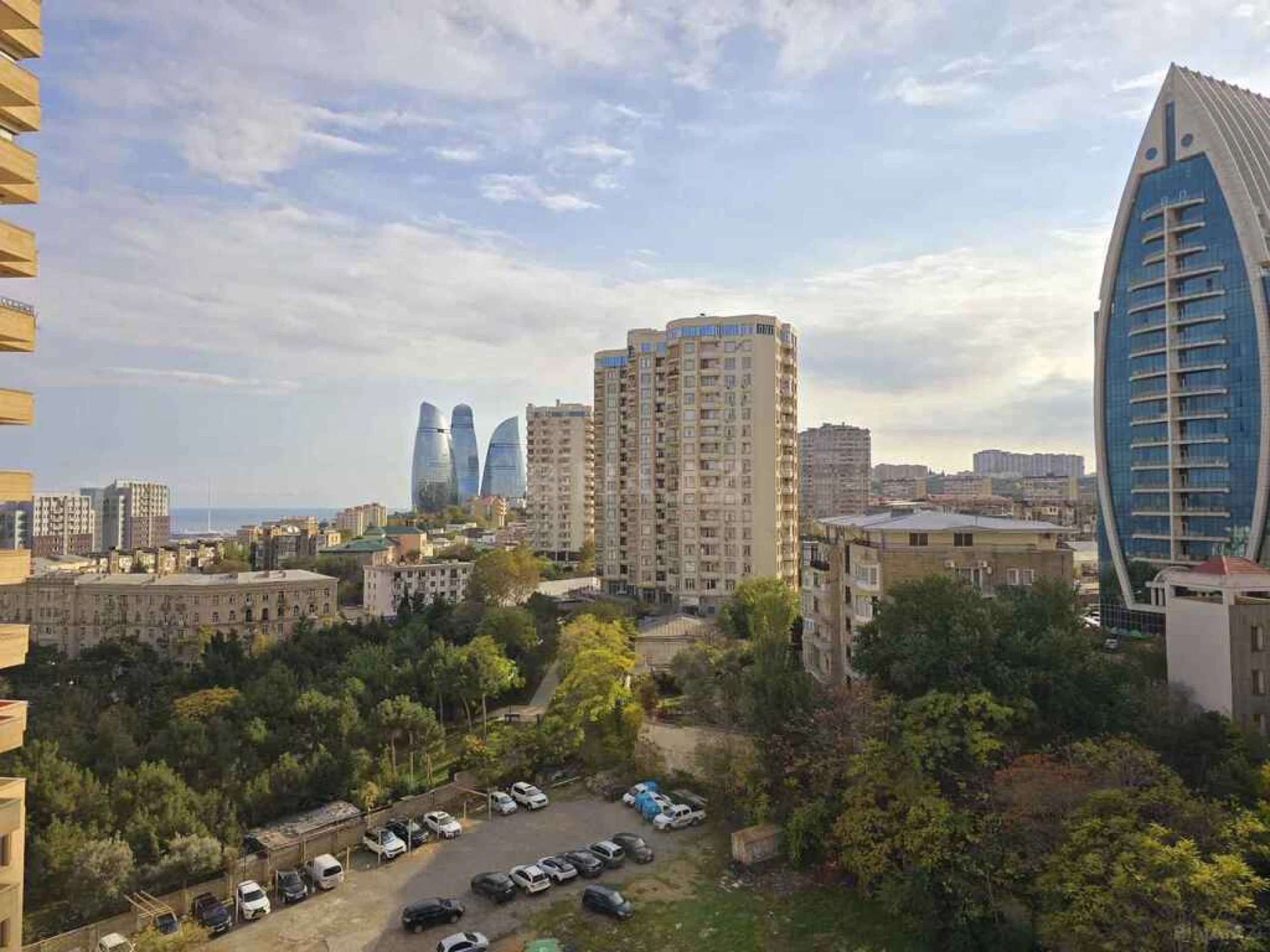 Satılır 5 otaqlı mənzil 242 m²