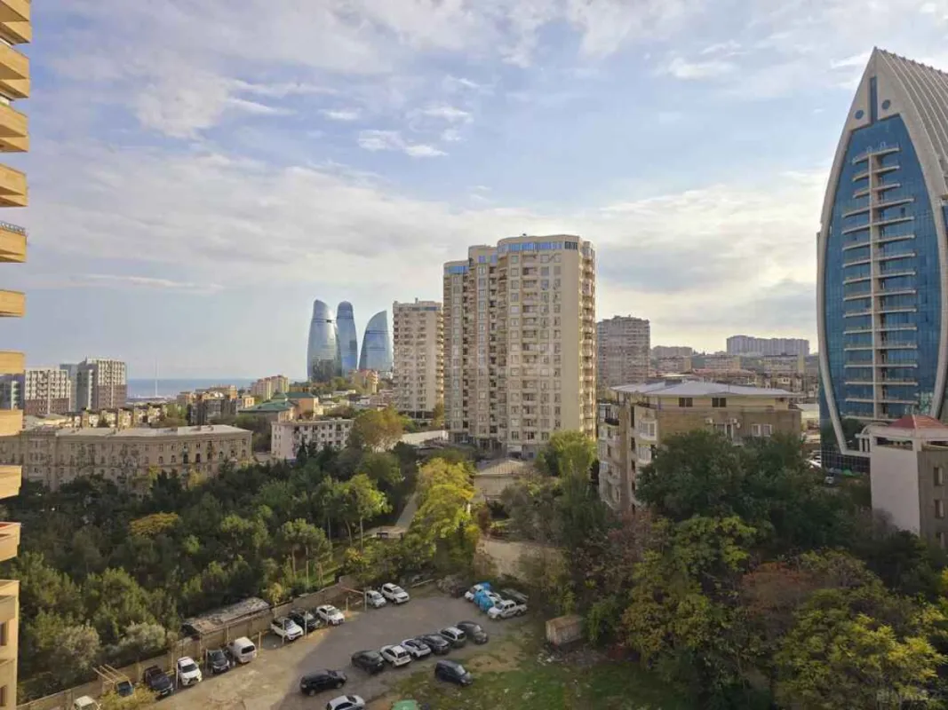 Satılır 5 otaqlı mənzil 242 m²