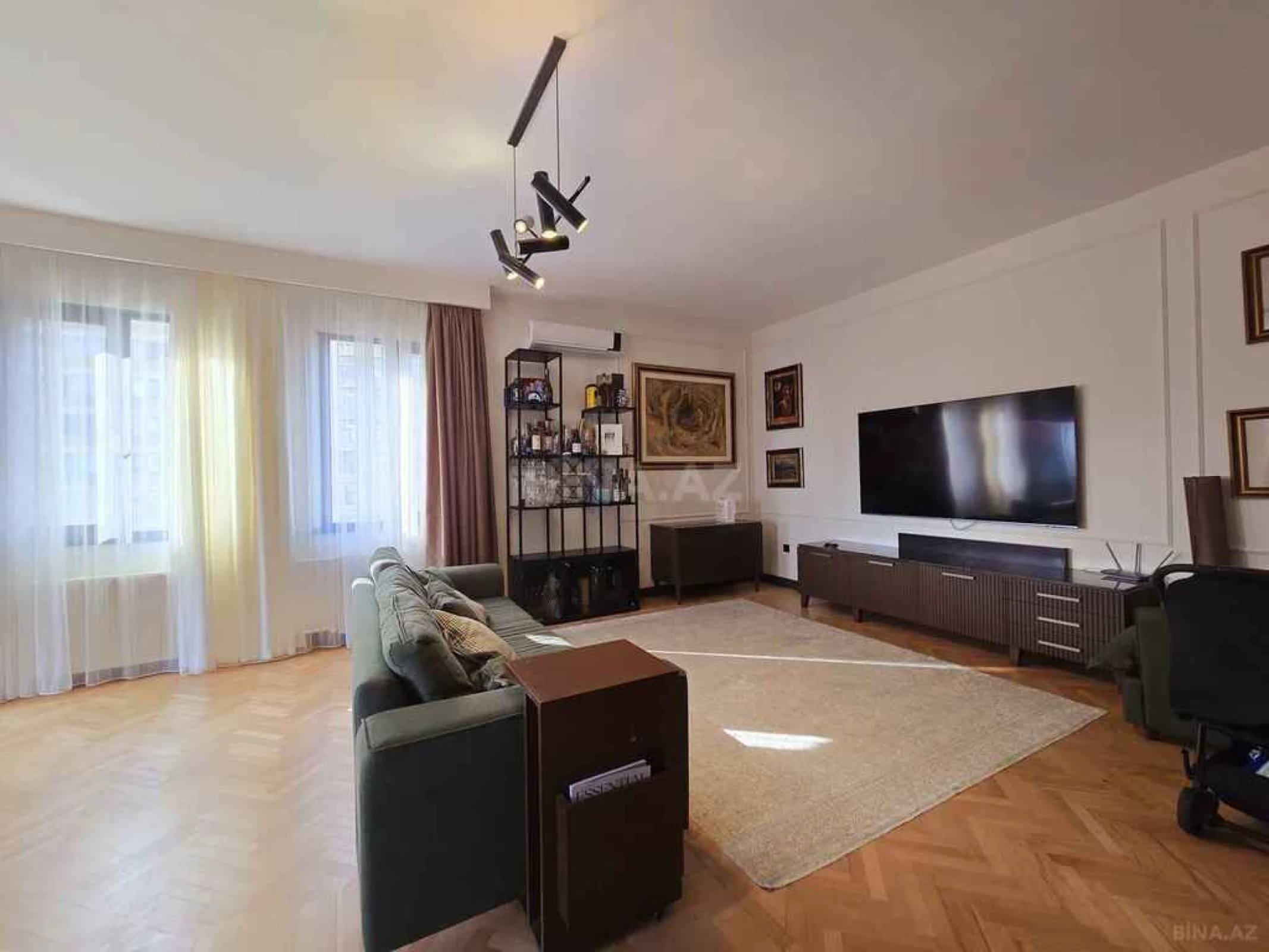 Satılır 5 otaqlı mənzil 242 m²