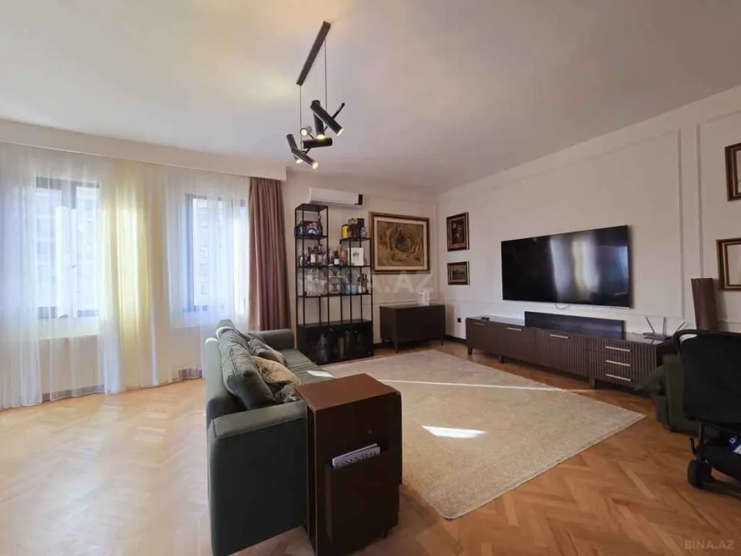 Satılır 5 otaqlı mənzil 242 m²