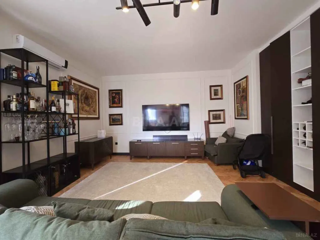 Satılır 5 otaqlı mənzil 242 m²