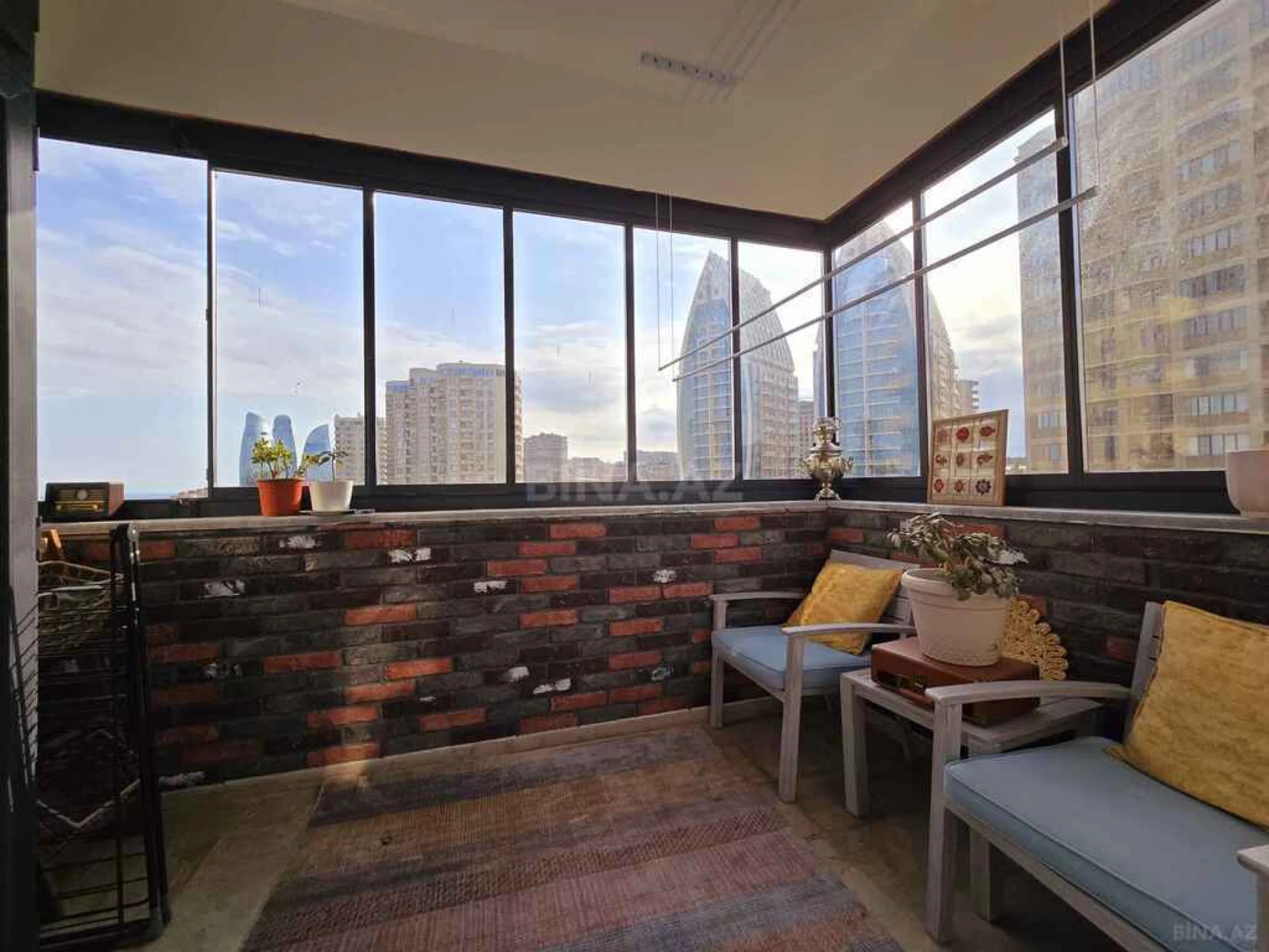 Satılır 5 otaqlı mənzil 242 m²