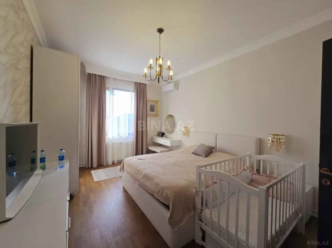 Satılır 5 otaqlı mənzil 242 m²