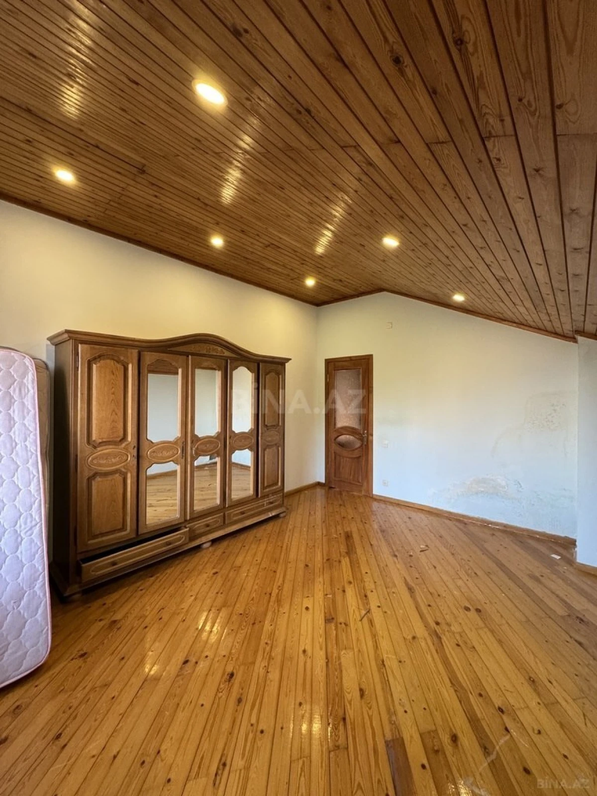 Satılır 6 otaqlı həyət evi 240 m²