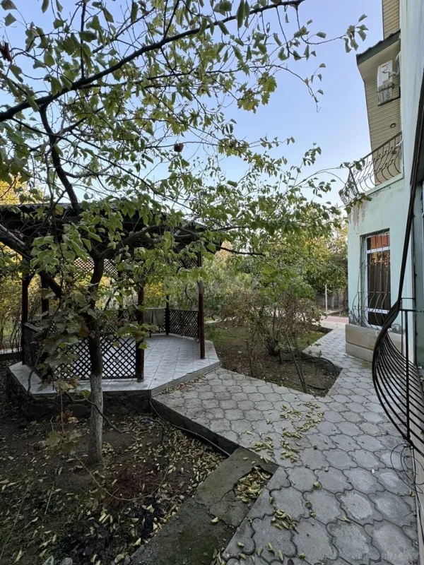 Satılır 6 otaqlı həyət evi 240 m²
