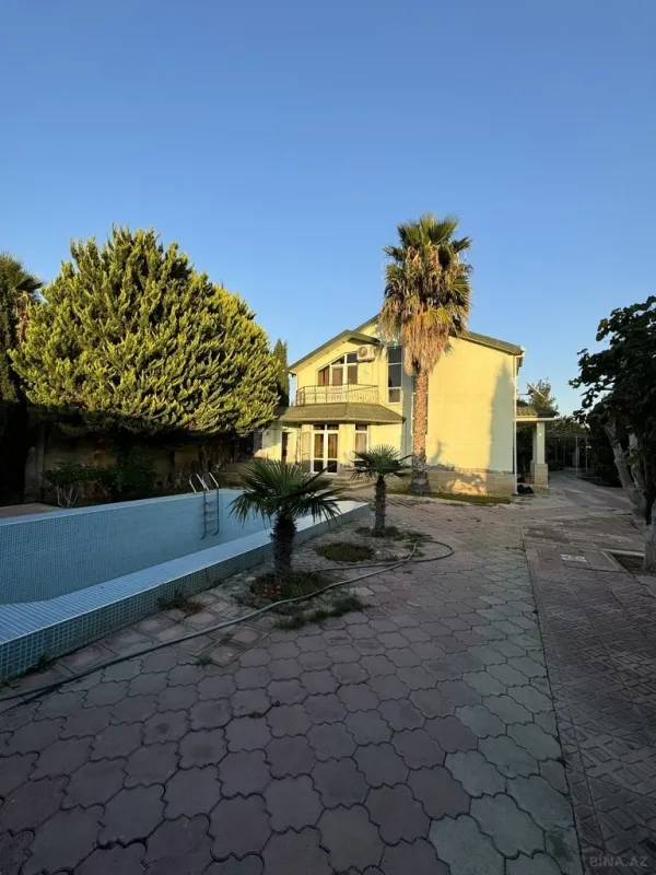 Satılır 6 otaqlı həyət evi 240 m²