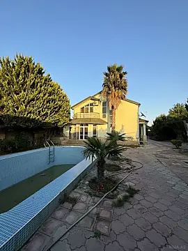 Satılır 6 otaqlı həyət evi 240 m²