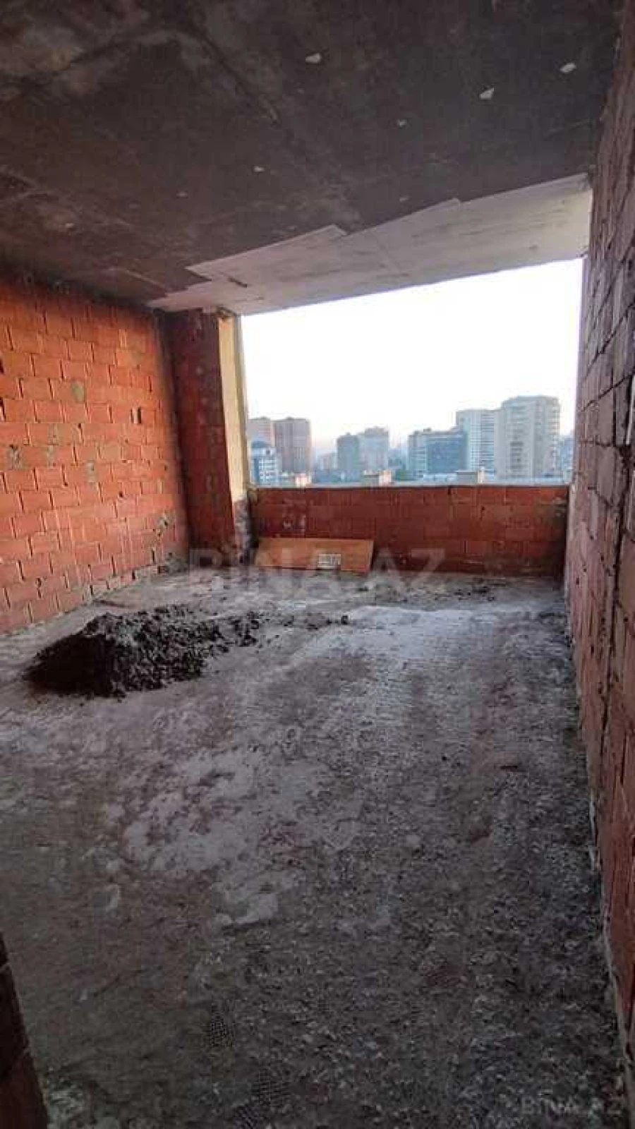 Satılır 4 otaqlı mənzil 155 m²