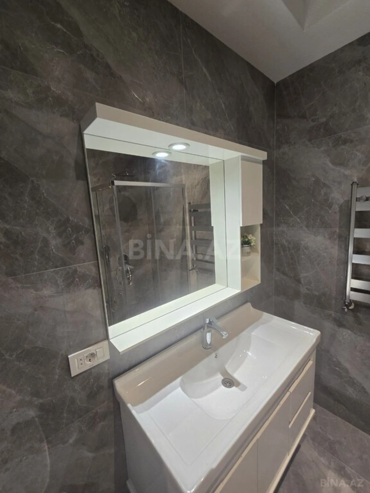Satılır 2 otaqlı mənzil 120 m²