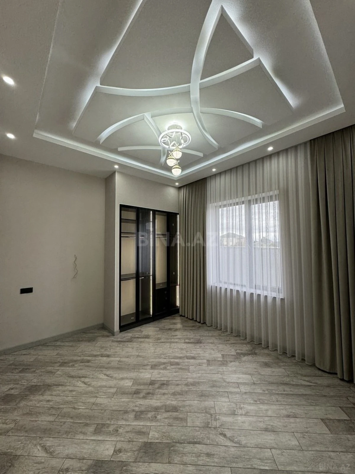 Satılır 5 otaqlı həyət evi 250 m²