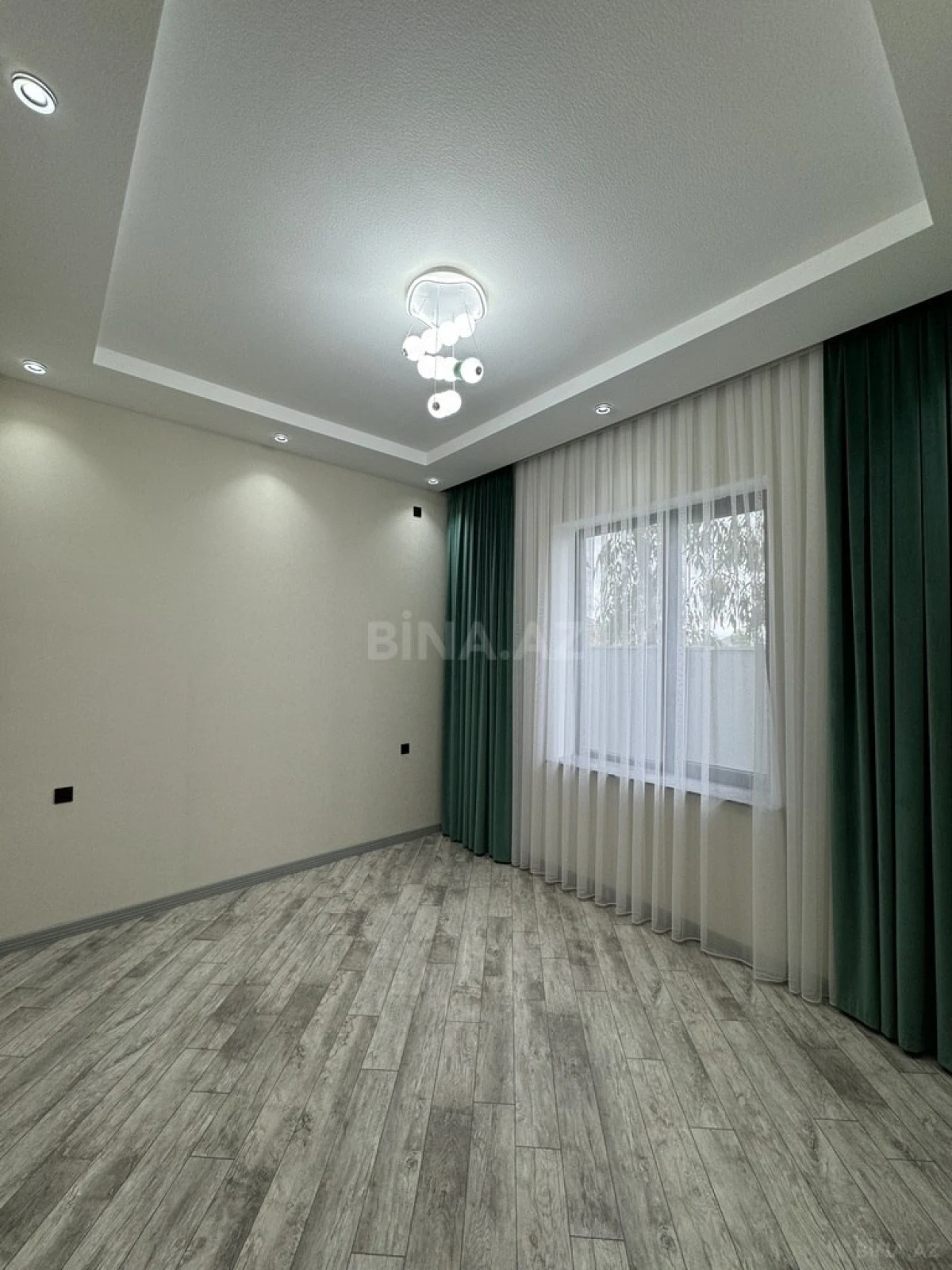 Satılır 5 otaqlı həyət evi 250 m²