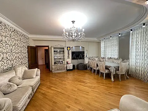 Satılır 4 otaqlı mənzil 214 m² — Bakı 4 otaq 214.00 m²