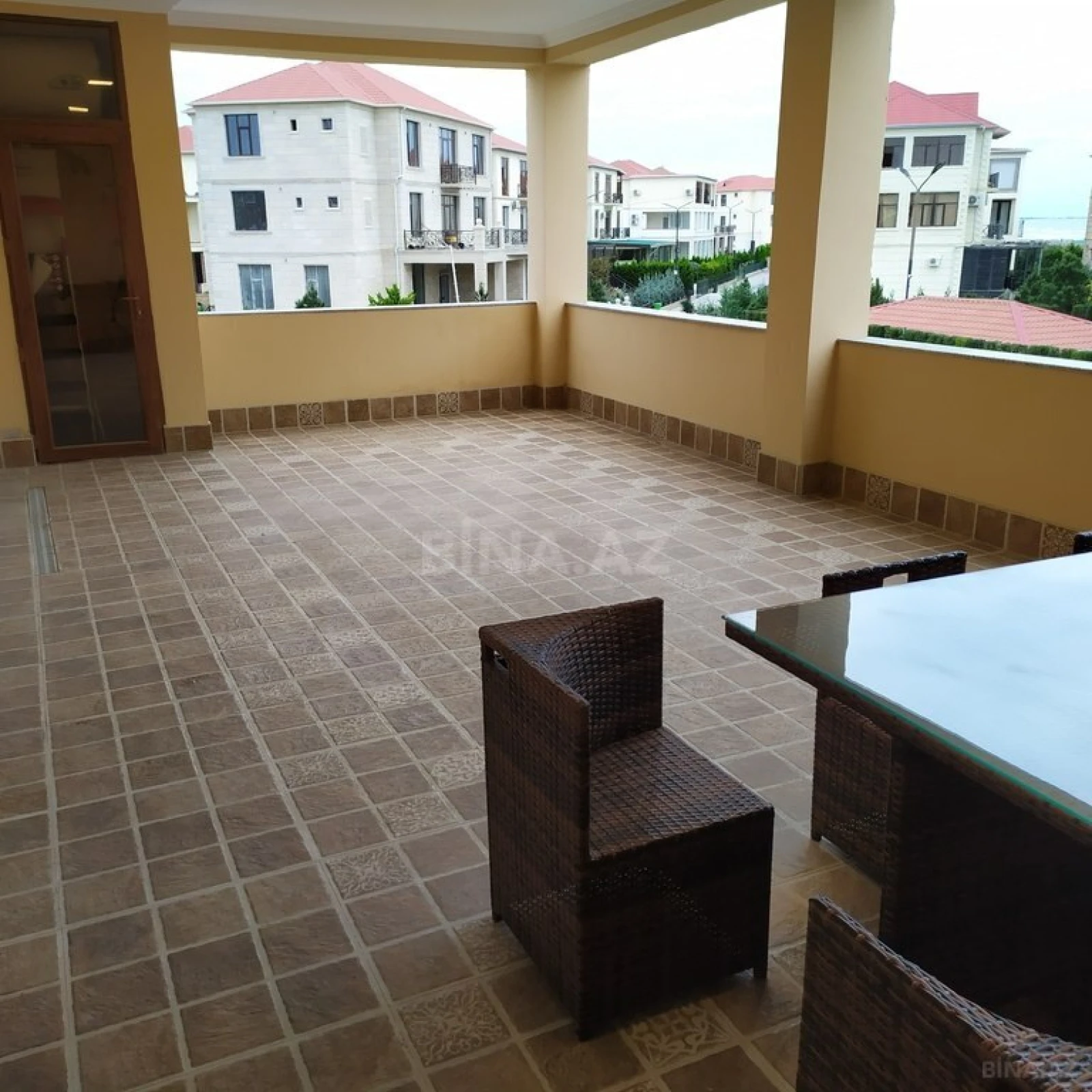 Satılır 4 otaqlı mənzil 130 m²