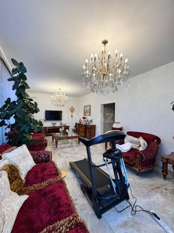 Satılır 6 otaqlı həyət evi 300 m²